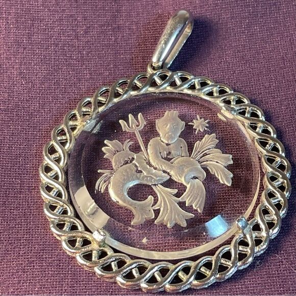 Vintage Etched Glass Zodiac Aquarius Pendant  & Necklace signed Crown TRIFARI - Picture 6 of 8